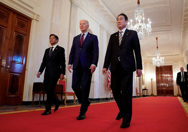 Tổng thống Mỹ Joe Biden (giữa) trong cuộc gặp Tổng thống Philippines Ferdinand Marcos Jr (bìa trái) và Thủ tướng Nhật Bản Kishida Fumio tại Nhà Trắng ngày 11-4 - Ảnh: REUTERS