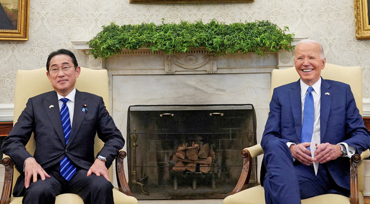 Tổng thống Mỹ Joe Biden (phải) và Thủ tướng Nhật Kishida Fumio trong cuộc họp tại phòng bầu dục của Nhà Trắng ở Washington, Mỹ ngày 10-4 - Ảnh: Reuters
