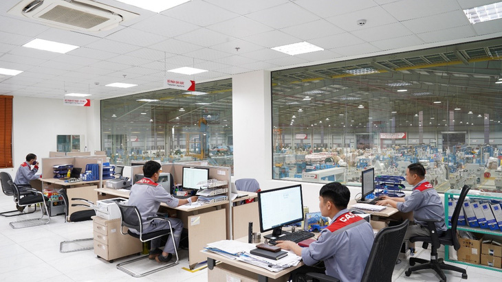 Cán bộ công nhân viên làm việc tại Nhà máy CADIVI miền Bắc (Bắc Ninh)