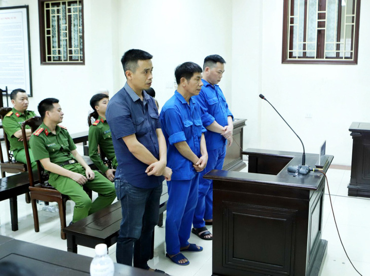 Ba bị cáo là cựu cán bộ Công an huyện Vũ Thư, tỉnh Thái Bình có hành vi dùng nhục hình với bị can được giảm án trong phiên tòa phúc thẩm ngày 12-4 - Ảnh: KHÁNH LINH