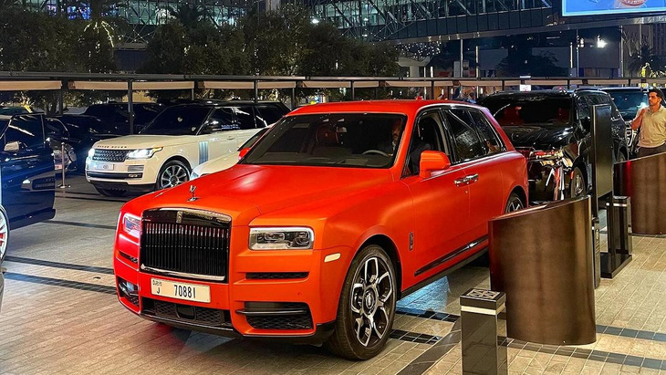 Chiếc Rolls-Royce màu cam nổi bật của Anant Ambani tại trung tâm mua sắm xa hoa - Ảnh: automobiliardent/Instagram