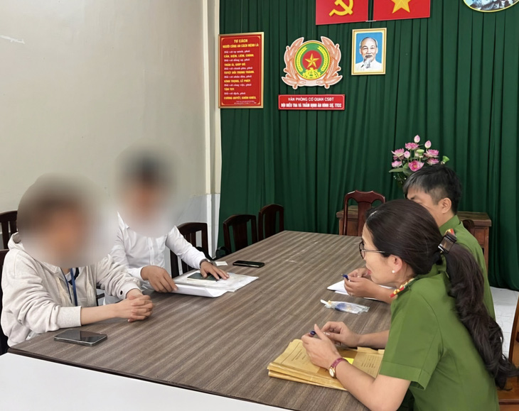 Đại tá Trần Thị Kim Lý - trưởng Phòng PC01, phó thủ trưởng thường trực Cơ quan cảnh sát điều tra Công an TP.HCM - động viên, chia sẻ với nỗi đau của gia đình nạn nhân - Ảnh: Công an cung cấp