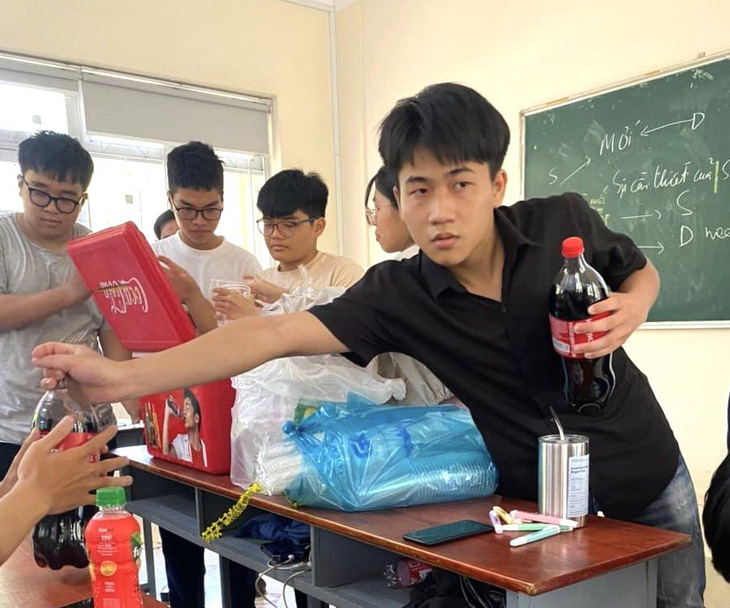 Sinh viên hào hứng nhận nước uống do thầy Thông mang đến lớp tặng - Ảnh: Cộng Đồng Sinh Viên Đại Học Nông Lâm TP.HCM