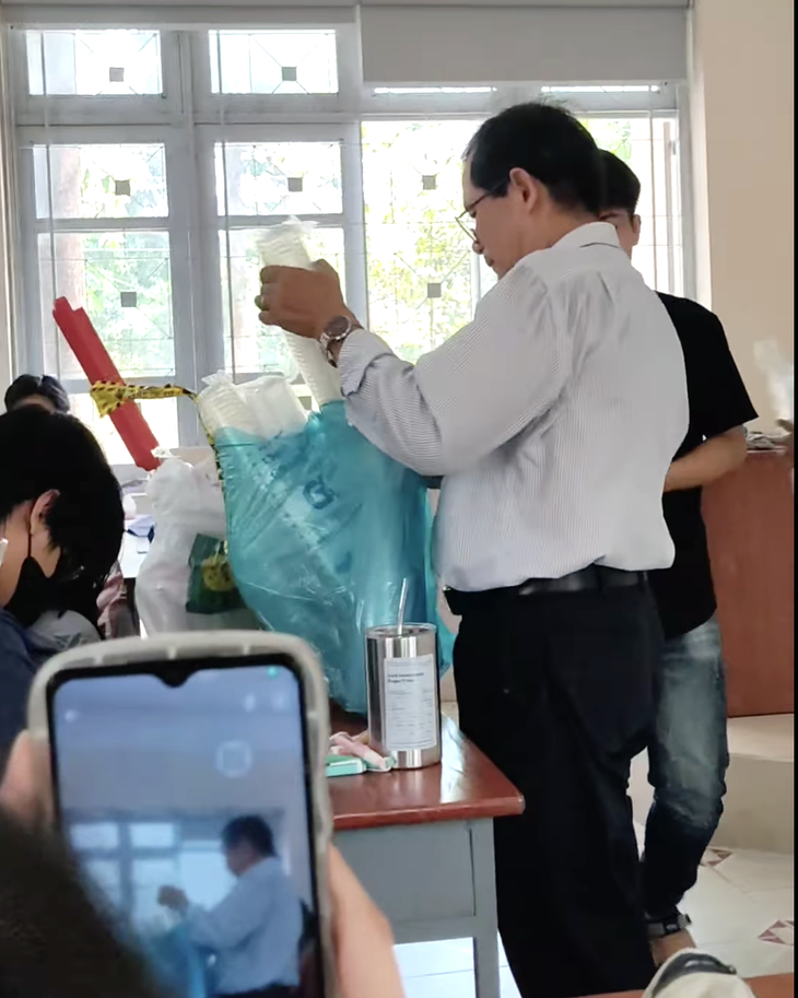 Sinh viên ghi lại cảnh thầy Thông tặng nước uống trên lớp - Ảnh: Cộng Đồng Sinh Viên Đại Học Nông Lâm TP.HCM