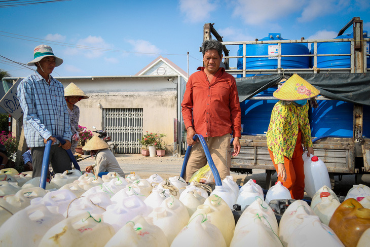 Người dân tỉnh Tiền Giang lấy nước ngọt sinh hoạt trong cao điểm xâm nhập mặn vừa qua - Ảnh: PHƯƠNG QUYÊN