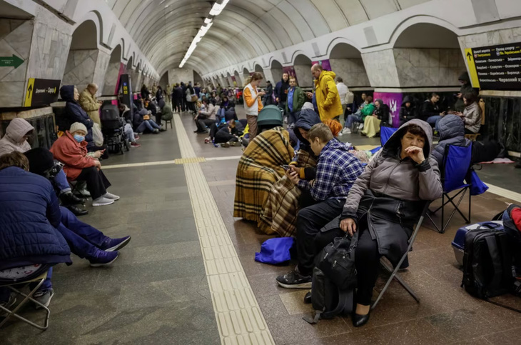 Người dân trú ẩn bên trong một ga tàu điện ngầm sau cuộc không kích của Nga ở Kiev hôm 11-4 - Ảnh: REUTERS