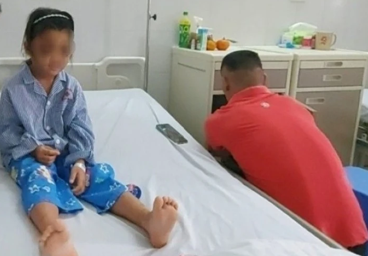 Học sinh P.T.L. được theo dõi, điều trị tại Bệnh viên Đa khoa tỉnh Quảng Ninh - Ảnh: TTXVN phát
