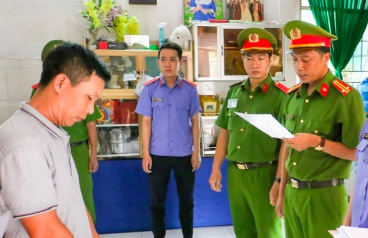 Cơ quan điều tra tống đạt các quyết định khởi tố, bắt tạm giam Nguyễn Văn Tuấn - Ảnh: Công an Cần Thơ