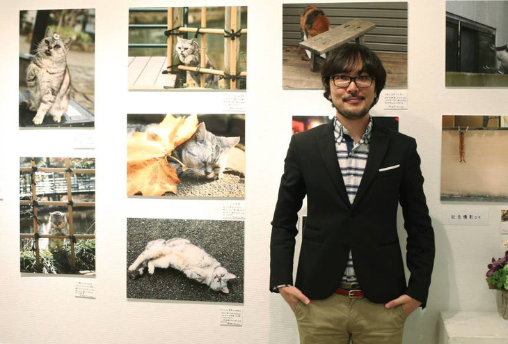 Masayuki Oki bên cạnh các tác phẩm của mình - Ảnh: NVCC