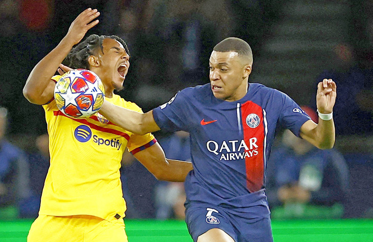 Mbappe (phải) gây thất vọng trước Barca - Ảnh: Reuters