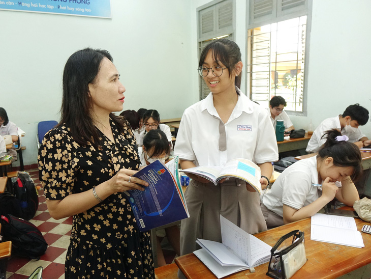 Sáng 12-4, Phan Ngô Quỳnh Mai học môn tiếng Anh tại lớp 11 chuyên sinh cùng với hơn 20 học sinh của lớp này - Ảnh: NHƯ HÙNG
