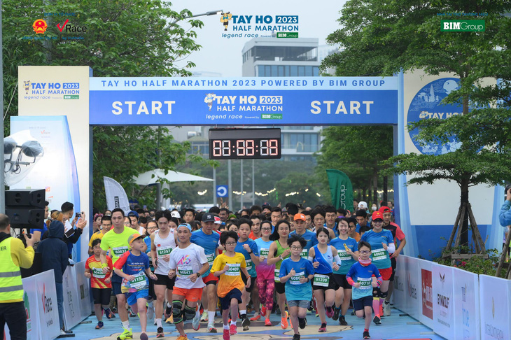 Hứa Thuận Long ‘tái xuất’ đường chạy Tay Ho Half Marathon 2024- Ảnh 1.