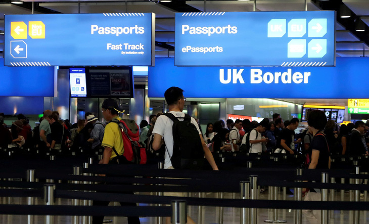 Chính phủ Anh siết chặt quy định cấp thị thực - Ảnh 1.