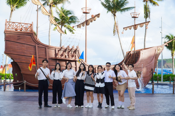 Sinh viên Đại học Thái Bình Dương thực hành hướng dẫn tour du lịch Nha Trang