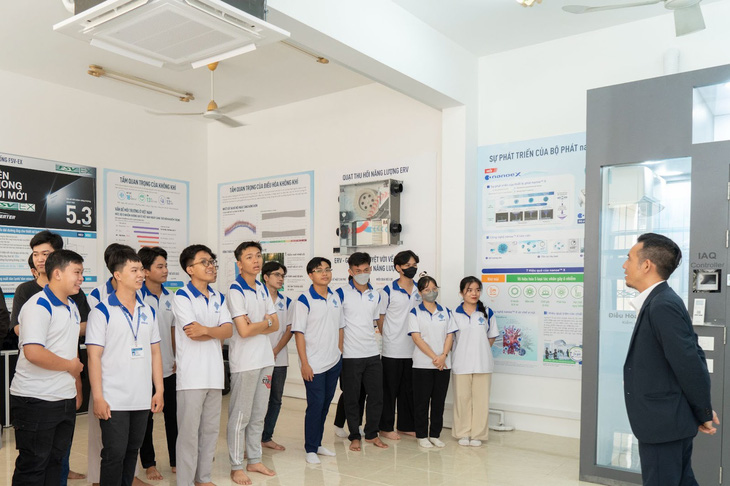 Đại diện Panasonic giới thiệu cho các sinh viên Trường Bách khoa - Đại học Cần Thơ cách vận hành của hệ thống quản lý chất lượng không khí toàn diện CAMS trong Trung tâm Giải pháp HVAC