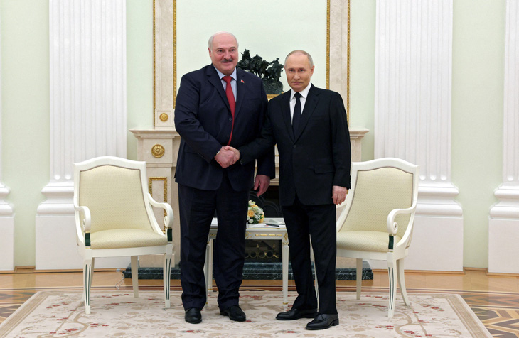 Tổng thống Nga Vladimir Putin (phải) bắt tay Tổng thống Belarus Alexander Lukashenko tại Điện Kremlin ngày 11-4 - Ảnh: REUTERS