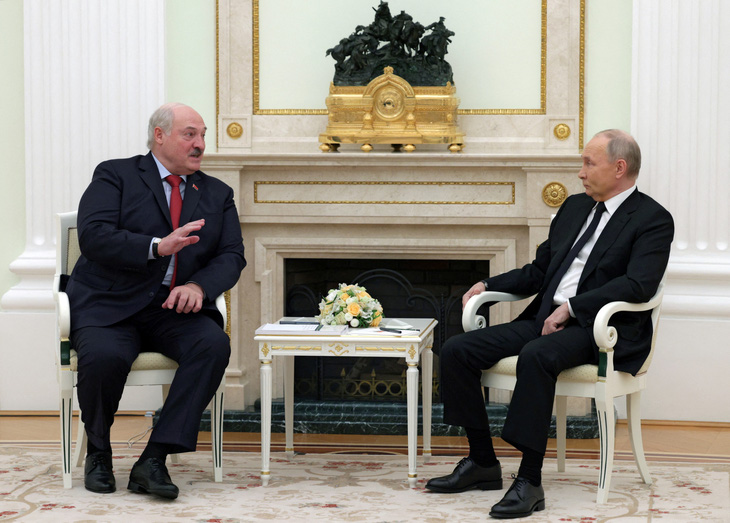Tổng thống Putin và Tổng thống Lukashenko (trái) trong cuộc gặp tại Điện Kremlin ngày 11-4 - Ảnh: REUTERS