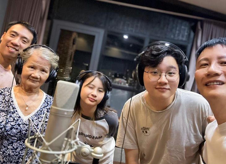 Hoàng Bách cho biết Tự hào Bắc Ninh được lên ý tưởng và sản xuất trong vòng 15 ngày, có cả nhà 3 thế hệ cùng thu âm thay cho dàn hợp xướng.
