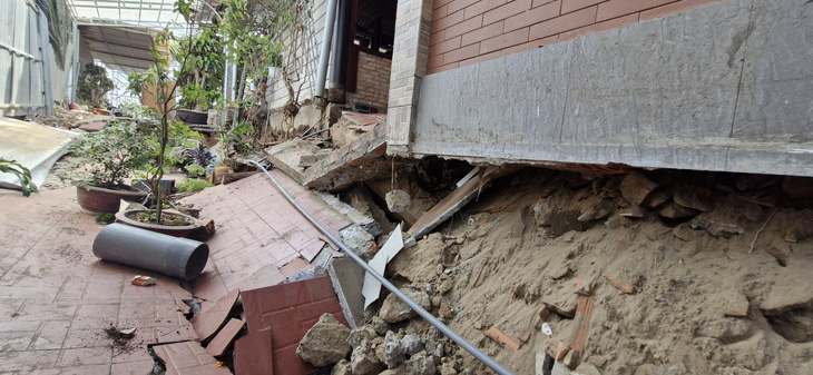 Nền sụp lún có nguy cơ làm đổ sập căn nhà - Ảnh: LÊ DÂN
