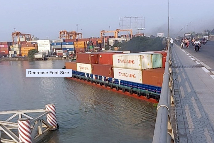 Tàu chở container trọng tải 4.600 tấn mắc kẹt dưới gầm cầu Đồng Nai - Ảnh: N.Đ.N.