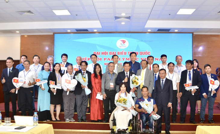 Ban chấp hành Hiệp hội Paralympic Việt Nam khóa 6 ra mắt đại hội - Ảnh: THÁI DƯƠNG