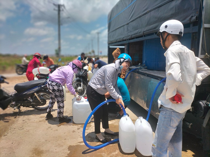 Người dân thiếu nước tại Long An hằng ngày phải đi lấy nước từ các xe lưu động - Ảnh: AN LONG