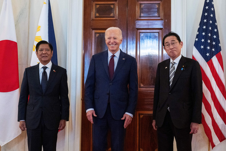 Tổng thống Mỹ Joe Biden (giữa) cùng Tổng thống Philippines Ferdinan Marcos Jr. (trái) và Thủ tướng Nhật Bản Kishida Fumio tại Nhà Trắng, ngày 11-4 - Ảnh: AFP