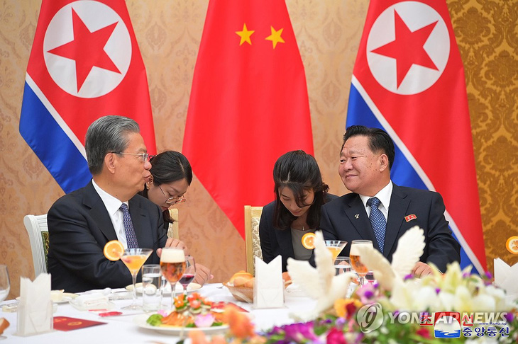Hai người đứng đầu cơ quan lập pháp Trung Quốc và Triều Tiên trao đổi tại tiệc chiêu đãi ngày 11-4 - Ảnh: KCNA/Yonhap