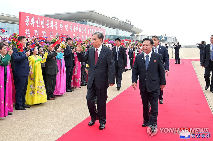 Chủ tịch Quốc hội Triều Tiên Choe Ryong Hae (phải) ra đón ông Triệu Lạc Tế ngày 11-4 - Ảnh: KCNA/Yonhap