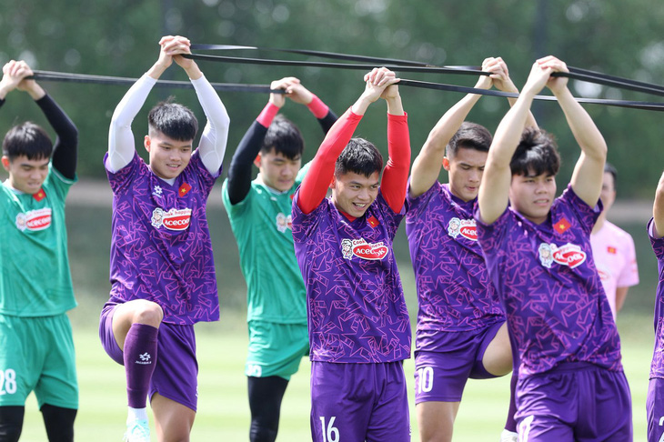 Các cầu thủ U23 Việt Nam hứng khởi khi rèn thể lực dưới trời nắng gắt tại Qatar - Ảnh: VFF