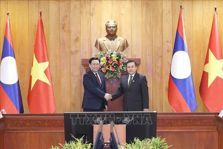 Chủ tịch Quốc hội Vương Đình Huệ gặp Chủ tịch Quốc hội Lào Xaysomphone Phomvihane nhân chuyến thăm Lào tháng 12-2023 - Ảnh: BAOCHINHPHU.VN/TTXVN