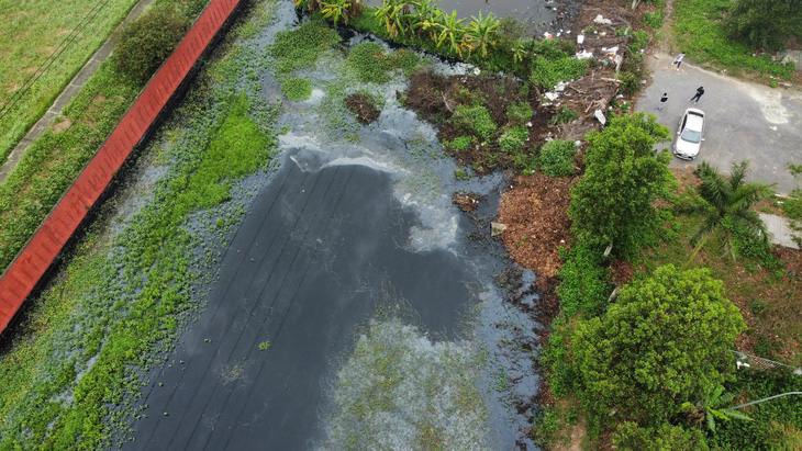 Bãi đất trống ngập nước xả thải được phóng viên ghi lại tại Hưng Yên - Ảnh: Đ.T.