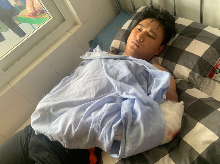 Shipper Lâm Anh Đạt bị ông Trương Đình Nhạt đánh gãy hai tay lúc làm việc, phải nhập viện mổ - Ảnh: TRẦN MAI