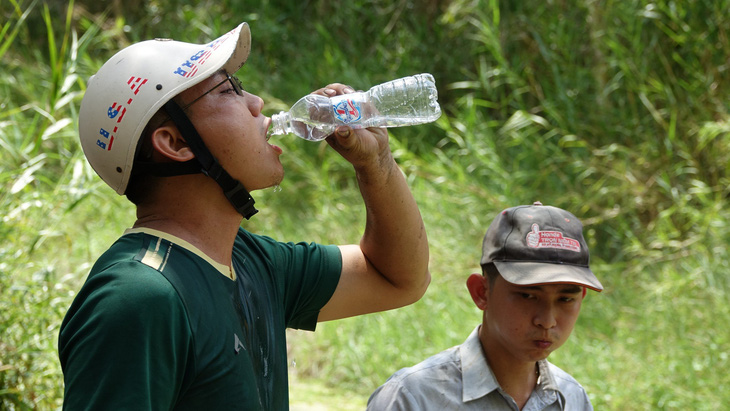 Nước uống và thức ăn được các tổ chức đoàn thể tiếp tế tận nơi - Ảnh: CHÍ CÔNG