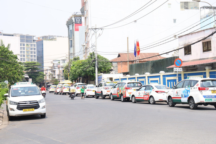 Thiếu bãi, taxi đậu ngổn ngang tại trung tâm TP.HCM