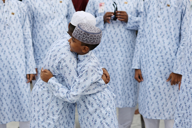 Hai đứa trẻ trao nhau cái ôm khi ăn mừng ngày lễ Eid al-Fitr, dịp lễ đánh dấu sự kết thúc của tháng Ramadan linh thiêng của người Hồi giáo, tại thủ đô Dhaka của Bangladesh ngày 11-4. Ảnh: Reuters