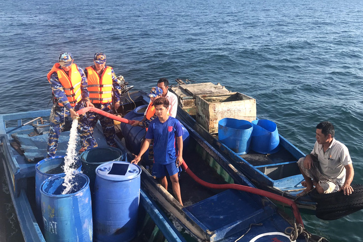 Cán bộ chiến sĩ Bộ tư lệnh Vùng 5 hải quân chở 130.000 lít nước ngọt ra cho người dân đảo Hòn Chuối - Ảnh: VĂN ĐỊNH