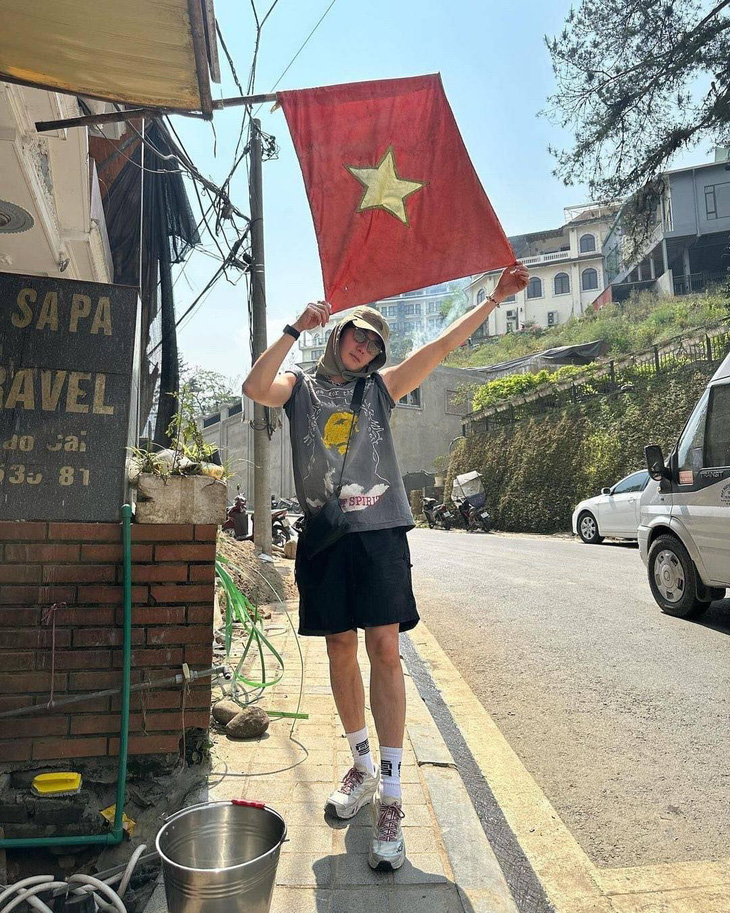 Jung Il Woo có vẻ thích thú hình ảnh quốc kỳ Việt Nam - Ảnh: Instagram Jung Il Woo