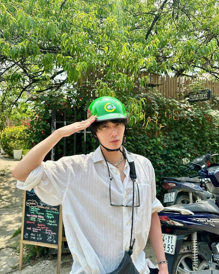 Sang Việt Nam chơi không quên chào cờ như người Việt Nam - Ảnh: Instagram Jung Il Woo