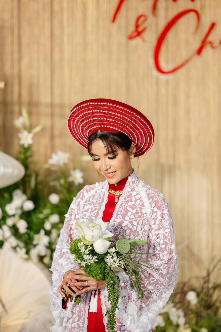Để tổng thể thêm phần chỉn chu, Minh Tú lựa chọn trang sức cưới Trầu Cau PNJ với hình tượng chủ đạo là hình ảnh trầu têm cánh phượng - nét đặc trưng của văn hóa trầu cau Việt Nam.
