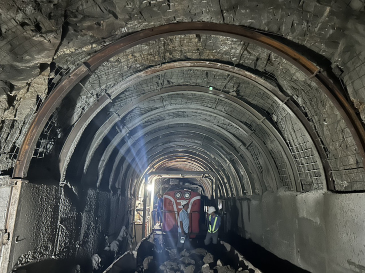 Hầm  đường sắt Bãi Gió được gia cố để cải tạo - Ảnh: VNR