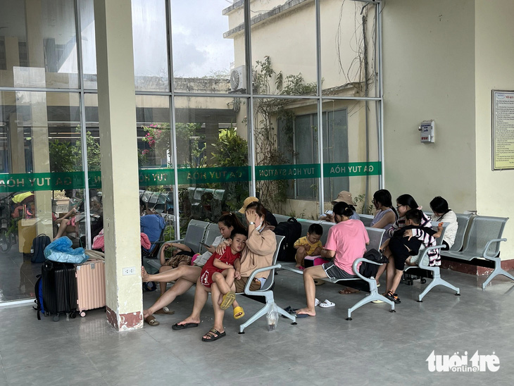 Hành khách ngồi đợi xe trung chuyển tại ga Tuy Hòa (tỉnh Phú Yên)  - Ảnh: NGUYỄN HOÀNG