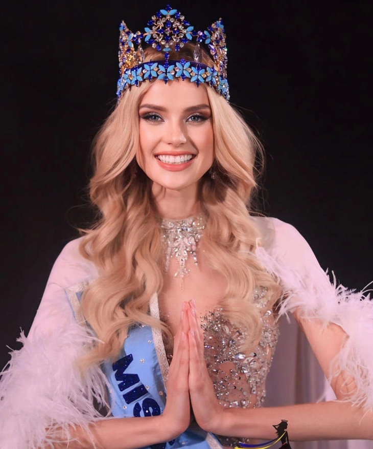 Người đẹp Krystyna Pyszková đến từ Cộng hòa Czech giành vương miện Miss World lần thứ 71 với áo choàng màu hồng - Ảnh: Missosology