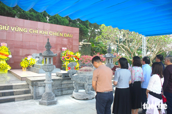 Dịp này, mỗi ngày có hàng ngàn lượt khách đến khu lăng mộ của cố Tổng bí thư Trần Phú đặt hoa, dâng hương tỏ lòng thành kính, biết ơn vô hạn đối với công lao, đóng góp to lớn của ông cho sự nghiệp cách mạng vẻ vang của Đảng - Ảnh: LÊ MINH