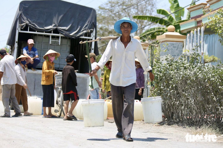 Người dân tỉnh Tiền Giang lấy nước ngọt sinh hoạt do xâm nhập mặn quá gay gắt - Ảnh: PHƯƠNG QUYÊN