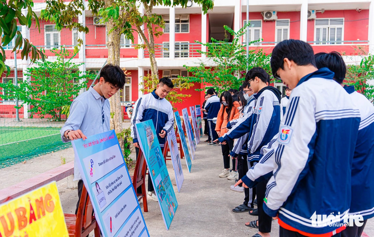 Một buổi sinh hoạt ngoài giờ của học sinh Trường THPT Huỳnh Thúc Kháng, TP Vinh - Ảnh: DOÃN HÒA