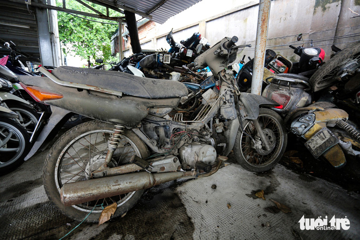 Chiếc xe máy bị bỏ quên nhiều năm ở bến xe Miền Đông (quận Bình Thạnh) đang trong tình trạng hư hỏng, mục nát - Ảnh: CHÂU TUẤN