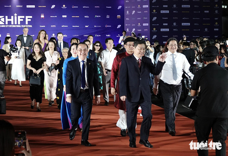 Các vị lãnh đạo trung ương và TP.HCM cùng đại diện các cơ quan ngoại giao và các đại biểu trên thảm đỏ bước vào nhà hát TP.HCM dự bế mạc liên hoan phim - Ảnh: T.T.D.
