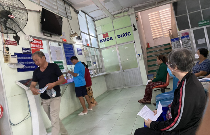 Bệnh nhân chờ lấy thuốc tại Bệnh viện Phú Nhuận, TP.HCM - Ảnh: TỰ TRUNG