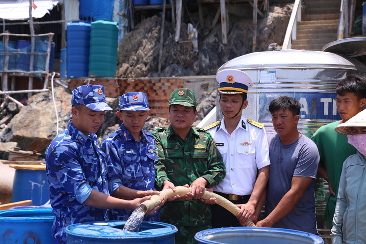 Cán bộ, chiến sĩ Bộ tư lệnh Vùng cảnh sát biển 4 chở nước ngọt ra cho bà con ở Hòn Chuối, Cà Mau - Ảnh: ĐÌNH NGÀ
